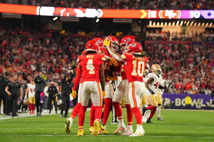 Rashee Rice and Isaiah Pacheco hug their teammates